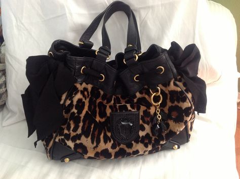 Juicy Couture Leopard Daydreamer Bag <3 Mcbling Fashion, 2000s Clothing, Leopard Bag, Juicy Couture Purse, Y2k Accessories, 2000s Fashion Outfits, Juicy Couture Bags, Vintage Purses, Pretty Bags