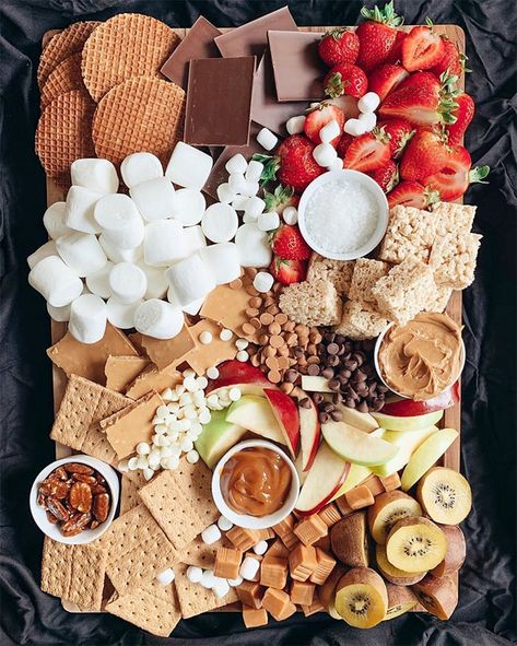 Yummy Easy Dinners To Make, Smores Charcuterie, Smores Charcuterie Board, S'mores Tray, Charcuterie Party, Halloween Charcuterie Board, Charcuterie Ideas, Halloween Charcuterie, Smores Dessert