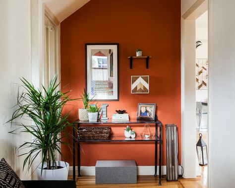 Orange Painted Walls, Orange Accent Walls, Red Accent Wall, Lampe Art Deco, Accent Wall Colors, Accent Wall Paint, Orange Walls, Wood Finishes, Bachelor Pad