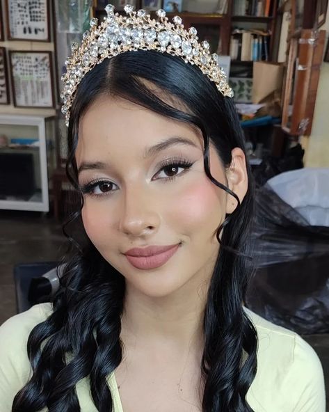 Paquete de quinceañera 👸 Maquillaje y peinado para está hermosa Princesa 💎🌻 El maquillaje de quinceañera es un maquillaje elegante que debe resaltar la belleza única de una adolescente en sus 15 🥰 Idealmente, la adolescente se debe verse natural, hermosa y nunca sobre cargada🤗✨ destacando su belleza innata y natural 💎🌻 Citas disponibles ‼️ 939055326 📍 Iquitos-Perú #maquillajeprofesional #maquillaje15años #princesa #makeup15años #fiestade15años #maquillistadeiquitos #maquillajeypeinado Light Makeup For Quinceanera, Natural Makeup Quinceanera, Quince Makeup Natural, Makeup For Quinceanera, Quinceanera Makeup Natural, Natural Quince Makeup Looks, Quince Makeup Ideas Natural, Quince Makeup Looks, Youthful Makeup