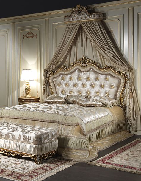 The classic double bed Baroque comes from the great experience of craftsmanship of the carving and is the protagonist of a classic bedroom , elegant and exclusive, rich of carvings and inlays Lebas Aros, Classic Bedroom Design, Fancy Bedroom, Royal Bedroom, Stone Mansion, Luxury Bedroom Design, Dekorasi Kamar Tidur, Classic Bedroom, Couple Bedroom