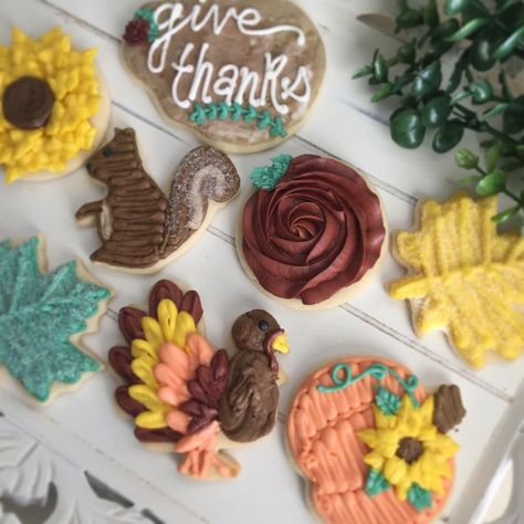 Sweet Paisley Cookies on Instagram: “#thanksgivingcookies #givethanks #turkey #decoratedcookies #sugarcookies #buttercream #sweetpaisleycookies” Buttercream Frosted Cookies, Turkey Sugar Cookies, Buttercream Frosting Cookies, Thanksgiving Sweets, Buttercream Cookies, Thanksgiving Sweet Treats, Sheet Cake Designs, Turkey Cookies, Halloween Sugar Cookies