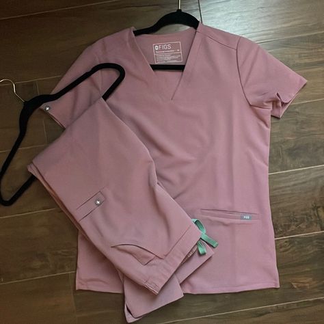 New Never Worn Light Pink Scrubs, Nursing Baddie, Figs Scrubs Aesthetic, Pink Scrubs Aesthetic, Pink Nurse Aesthetic, Nursing Students Must Haves, Nail Rooms, Healthcare Aesthetic, Nursing Scrubs Outfits