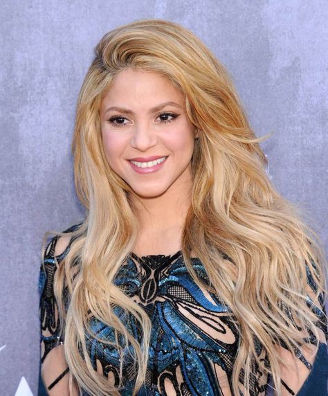 Despite the fact that Shakira has a pointy chin, her jawline features distinct angles which associate the singer’s face shape with a square. Shakira’s textured waves are styled away from the face, revealing its shape, but the predominance of vertical lines in her hairstyle approximates it to the desired oval. Pointy Chin, Hairstyles For Square Faces, The Right Hairstyles, Strong Jawline, Haircut For Square Face, Famous Dancers, Square Face Hairstyles, Asymmetrical Hairstyles, Face Shape Hairstyles