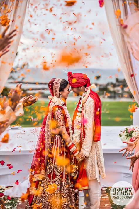 विवाह की दुल्हन, Indian Wedding Pictures, Bride Groom Photoshoot, Bride Groom Poses, Indian Wedding Poses, Pengantin India, Groom Photoshoot, Indian Wedding Photography Couples, Bridal Photography Poses