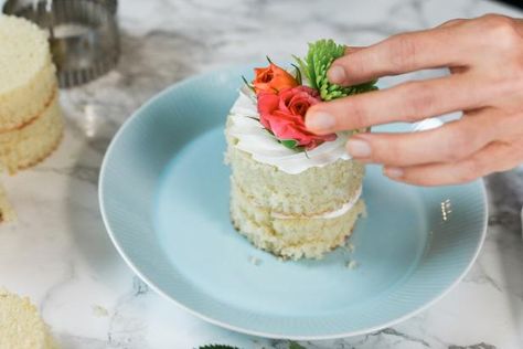 How To Make Perfect Mini Naked Cakes (Yum!) | HGTV >> http://www.hgtv.com/design/make-and-celebrate/entertaining/how-to-make-mini-naked-cakes?soc=pinterest Wedding Cake Fillings, Tea Cake Recipe, Mobile Coffee, Spring Dessert, Tea Cakes Recipes, Dessert Board, Cake Bridal, Store Hacks, Pom Garland