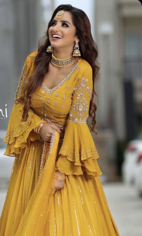 Pakistani Frocks, Haldi Dress, Garba Dress, Punjabi Outfits, Kurti Designs Party Wear, Celebrity Trends, Stylish Party Dresses, Fancy Dress Design, Peplum Styles