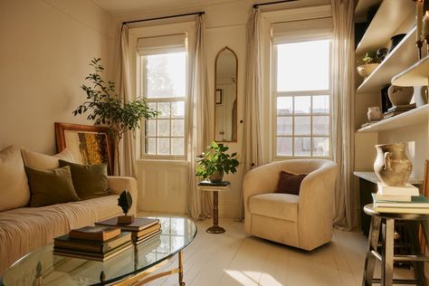 Columns (home), Deco Living Room, French Living, Apartment Renovation, White Floors, French Chateau, French Interior, Classical Architecture, Prefab Homes