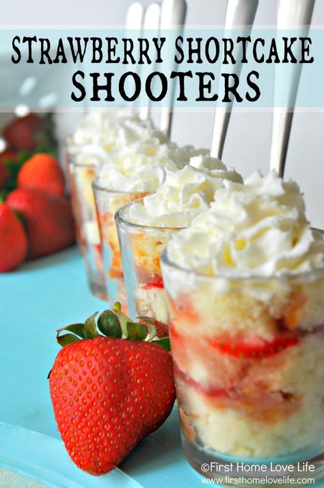 Strawberry Shortcake Shooters, Shortcake Shooters, Shot Glass Desserts, Dessert Shooters, Dessert Shots, Strawberry Shortcake Recipes, Shortcake Recipe, Savory Cakes, Savoury Cake