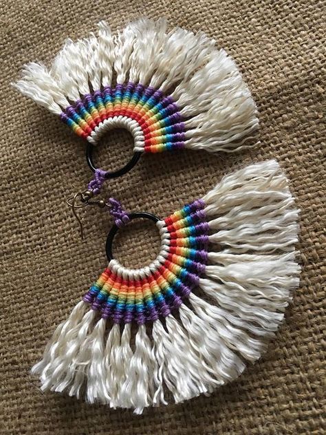 Dreamcatcher Diy, Selling Earrings, Macrame Feather Wall Hanging, Womens Jewelry Trends, Rainbow Macrame, Macrame Rainbow, Festival Earrings, Lgbt Art, Mode Boho