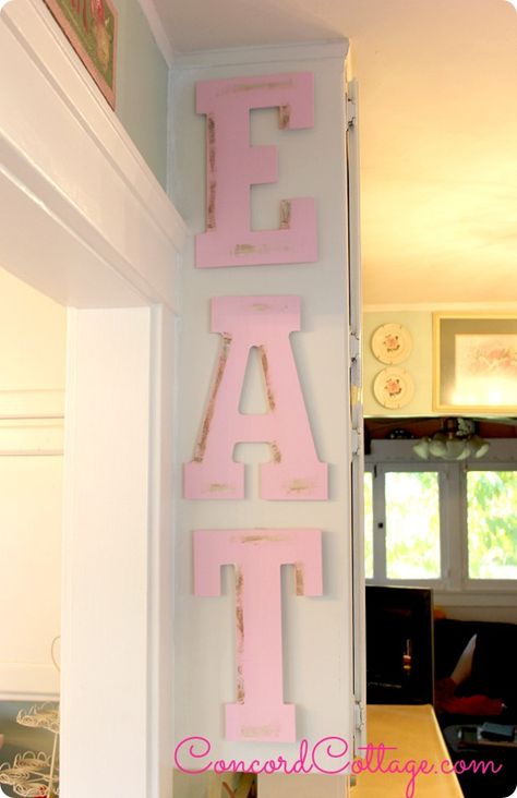 DIY Home Decor | Looking for wall decor ideas for your kitchen? These painted EAT wall letters make a statement and are cheap and simple to DIY! Baños Shabby Chic, Cocina Shabby Chic, Boho Apartment, Muebles Shabby Chic, Chic Kitchen Decor, Shabby Chic Kitchen Decor, Wall Letters, Style Shabby Chic, Shabby Chic Bathroom