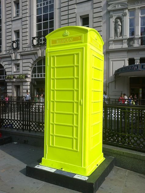 Neon Yellow Aesthetic, Vintage Bathroom Ideas, Neon Pumps, Verde Neon, Color Vibe, Tableau Design, Neon Fashion, Neon Aesthetic, Vintage Bathroom