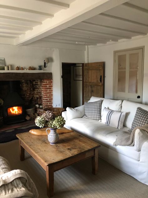 Ikea Farlov, Cottage Sofa, Cottage Lounge, Rooms With A View, Painted Beams, Cottage House Interior, Country Cottage Interiors, Country House Interior, Cottage Renovation