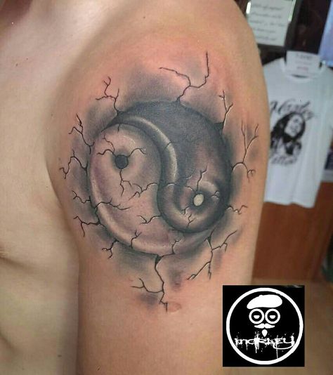 Yin Yang Shoulder Tattoo, Yin Yang Tattoo Men, Tattooed Hands, Medusa Drawing, Shoulder Cap Tattoo, Yin Yang Tattoo, Ying Yang Tattoo, Yang Tattoo, Yin Yang Tattoos