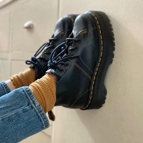 2016 Tumblr Outfits, Platform Dr Martens, Doc Martens 1460, Monkey Boots, Minimal Wardrobe, Dr Martens Boots, Aesthetic Inspiration, Swag Shoes, Dream Shoes