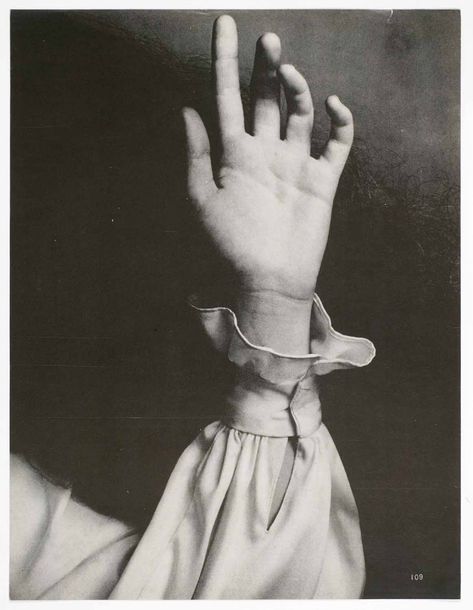 Richard Avedon Hand Fotografie, Hand Photography, Yennefer Of Vengerberg, Hand Drawing Reference, Hand Reference, Human Reference, Richard Avedon, Foto Art, Anatomy Reference