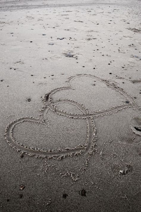 Take sand hearts photos with family whenever you go to the beach and make a photo book or collage out of them! Heart Things, Heart In Nature, Yoga Studio Design, I Love Heart, Heart Images, Follow Your Heart, Happy Heart, Photo Heart, Jolie Photo