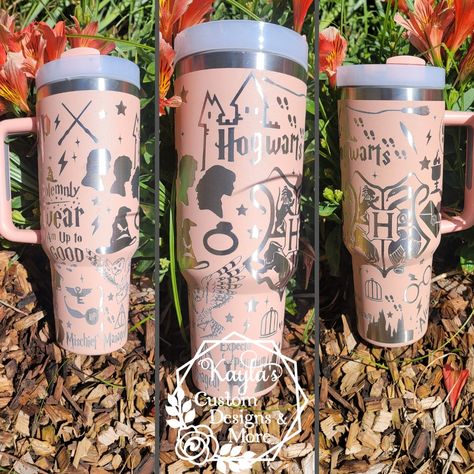 Harry Potter Stanley Cup, Vasos Aesthetic, Stanley Ideas, Disney Tumbler, Harry Potter Bedroom Decor, Stanley Water Bottle, Harry Potter Merch, Harry Potter Bedroom, Engraved Tumblers