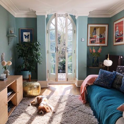 How To Bring Colour Into Your Home And Gain Interior Colour Confidence Using Art — MELANIE LISSACK INTERIORS Blue Living Room Inspiration, Blue Painted Walls, Interior Design Per La Casa, Farrow And Ball, Room Deco, Traditional Living, Blue Living Room, Traditional Living Room, Boho Living