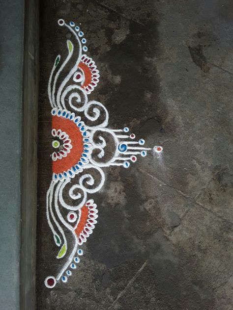 Anjali Deshmukh's door front simple Rangoli art.. Rangoli Design In Front Of Door, Rangoli Designs Near Door, Rangoli In Front Of Door, Main Door Rangoli Design, Simple Door Rangoli Design, Rangoli Designs Door Border, Door Step Rangoli Designs, Door Rangoli Designs Simple, Door Rangoli Designs