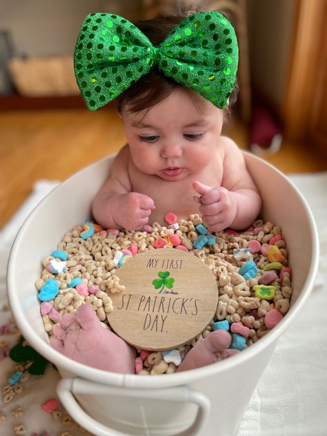 Newborn Saint Patricks Day Pictures, December Baby Monthly Pictures, Saint Patricks Baby Photoshoot, 3 Month Old St Patricks Day Pictures, 1 Month Old Baby Pictures March, Baby St Pattys Day Pictures, St Patrick’s Day Picture Ideas, Milestone Pictures Monthly, St Patty Day Baby Photo Shoot