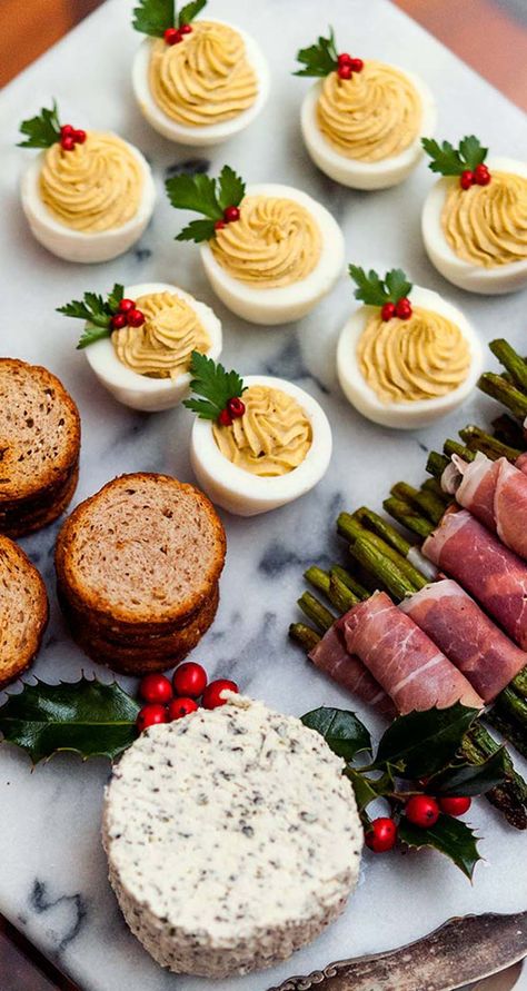 Hosting an elegant Christmas dinner party doesn’t have to be difficult. Here are a few shimmering, colorful, delicious and jolly ideas that will impress any Christmas dinner guest. Elegant Christmas Dinner Party, Elegant Christmas Dinner, Easy Christmas Dinner, Parsley Leaves, Christmas Buffet, Christmas Dinner Menu, Xmas Dinner, Christmas Eve Dinner, Christmas Dinner Party