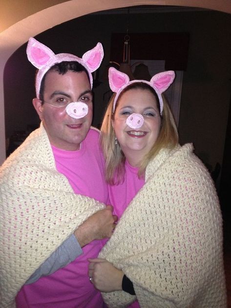 Pigs in a blanket: | 25 Super Last-Minute Halloween Costumes That Will Blow People's Minds Punny Costumes, Halloween Costume Couple, Easy Couple Halloween Costumes, Teenage Halloween Costumes, Easy Couples Costumes, Punny Halloween Costumes, Funny Couple Halloween Costumes, Diy Couples Costumes, Kostum Halloween