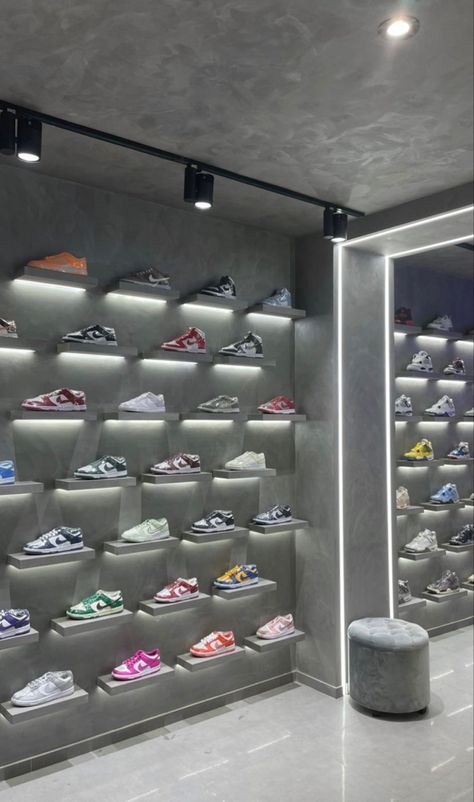 tenis, nike, zapatos Sneakers Display Ideas, Shoe Locker Ideas, Shoes Shop Design Ideas, Shoes Collection Aesthetic, Fabric Shop Display, Sneaker Room, Sneakerhead Room, Sneaker Closet, Shoe Store Design