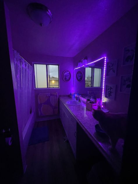 Vibey Apartment Bedroom, Bedroom L Shape, Purple Bathroom Ideas, Vanity Ideas Bedroom, Apartment Bathroom Organization, Hypebeast Room, Room Organization Bedroom, Luxury Room Bedroom, Classy Bedroom