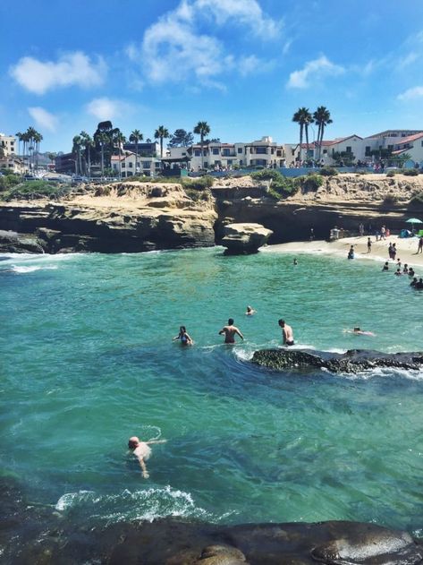 La Jolla Cove Beach Has The Bluest Water In Southern California California Beach Vacation, San Diego Vacation, Southern California Beaches, La Jolla Cove, La Jolla California, Paradise Travel, Photo Deco, San Diego Travel, Koh Chang