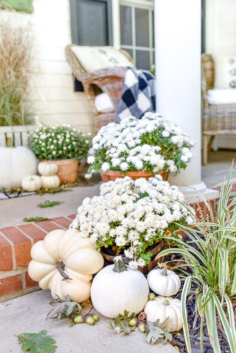 7 Easy Fall Decor Tips: Gorgeous & Simple Fall Inspiration for Your Home White Mums, Deco Champetre, Easy Fall Decor, Fall Thanksgiving Decor, Fall Front Porch, Fall Outdoor Decor, Front Porch Decorating, Fall Decorations Porch, Fall Porch