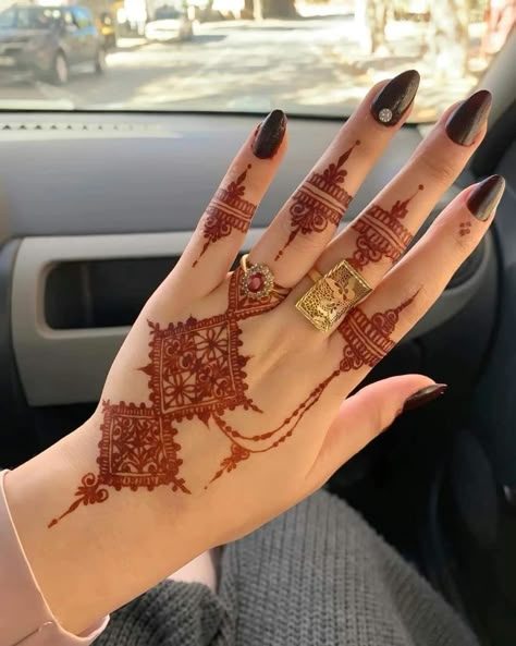 Finger Mehendi, Henna Designs Wrist, Finger Henna Designs, Henna Tattoo Hand, Henna Tattoo Designs Hand, Simple Henna Tattoo, Latest Henna Designs, Tattoo Henna, Simple Mehndi Designs Fingers