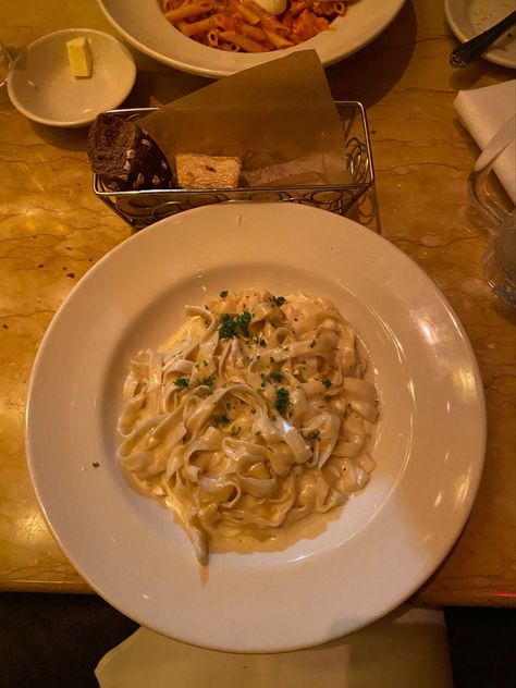 Delicious alfredo pasta from cheesecake factory 😋 Fettucini Alfredo Aesthetic, Alfredo Pasta Aesthetic, Alfredo Aesthetic, Cheesecake Factory Menu, Cheescake Factory, Cheesecake Factory Pasta, Fettucini Alfredo, Desserts Drinks, The Cheesecake Factory