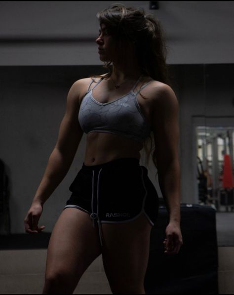 Muscular Woman Inspiration, Bulk Women Aesthetic, Bulky Women Muscle, Thick Muscular Build, Female Gym Aesthetic, Gym Pictures Ideas Women, Sleeper Build Women, Chubby Muscular Build, Buff Woman Reference