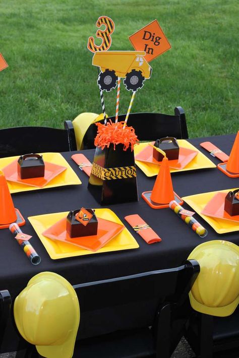 Hayden's Construction Zone Birthday  | CatchMyParty.com Construction Zone Party, Construction Themed Birthday Party, Auto Party, Dump Truck Birthday Party, Construction Theme Birthday Party, Dump Truck Birthday, Birthday Party Table Decorations, Festa Hot Wheels, Construction Theme Party