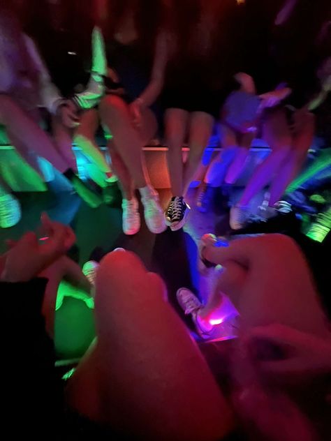 Party Bus Sweet 16, Party Bus Ideas Birthday, Party Bus Ideas, Bus Birthday Party, Party Bus Birthday, Vida Aesthetic, Risky Pictures, Bus Ideas, Glow Birthday Party