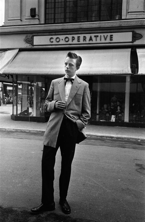 Skinny ties, skinny trousers: The hip Teddy Boys of 1950s London Teddy Boy Style, Teddy Boy, Teddy Girl, Teddy Boys, Foto Vintage, Youth Culture, Rock Roll, Look Vintage, Mode Vintage