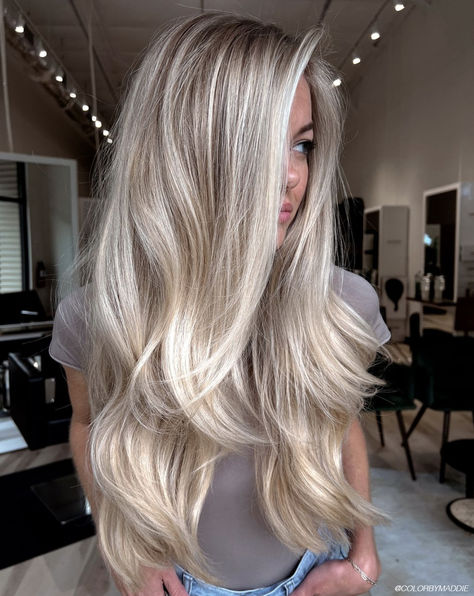 California Blonde Hair Color Is Your Summer 2024 Style Sorted - Bangstyle - House of Hair Inspiration Winter Blonde Hair, Hair Color Guide, Blonde Lowlights, Bright Blonde Hair, Summer Blonde Hair, Blond Balayage, Balayage Blonde, Vlasové Trendy, Blonde Hair Inspiration