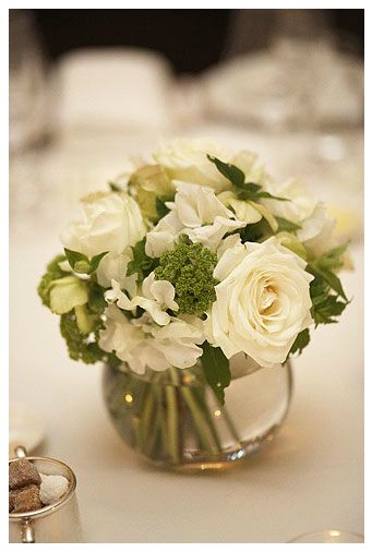 Small Round Floral Centerpieces, Small White Flower Arrangements For Tables, Small Round Vase With Flowers, Small Fish Bowl Flower Arrangements, Small Round Centerpieces, Small Fish Bowl Centerpieces, Flowers In Fish Bowl Vase, Round Vase Arrangements, Shallow Bowl Floral Arrangement