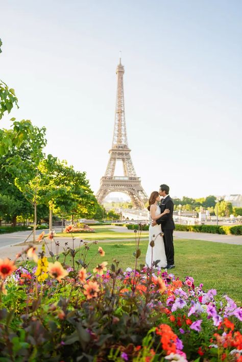 The Best Eiffel Tower Photo Spots by The Paris Photographer - 2021 Wedding Eiffel Tower, Paris Shoot, Eiffel Tower Wedding, Eiffel Tower Photo, Paris Photo Ideas, Cool Backdrops, Natural Fence, Anniversary Wishes, Paris Pictures