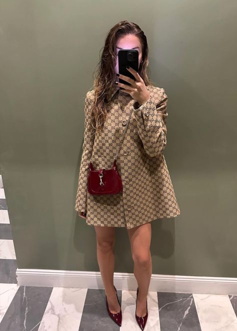 @allegrashaw at the gucci fashion show in milan. red purse. red heels. babydoll jacket. lace gloves. wet hair look. natural makeup. gucci jackie. Gucci Jackie Bag Outfit, Wet Hair Look, Gucci Fashion Show, Gucci Outfit, Red Purse, Lace Gloves, Red Purses, Gucci Fashion, Red Heels