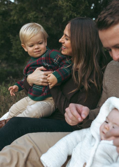 Holiday Family Photoshoot Outfit Ideas - Tips For Unique Christmas Photos — Dallas Family Photographer | Lauren Peterson Photography Outdoor Xmas Family Photos, Easy Christmas Family Pictures, Jcpenney Christmas Photos, Christmas Photo Ideas Family, Candid Christmas Photos Family Pictures, Casual Christmas Photos, Christmas Outfits Family Pictures, Black Family Outfits For Pictures, Casual Family Christmas Pictures