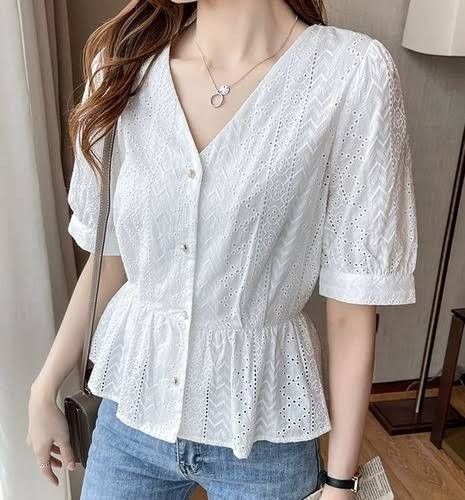 Hakoba Tops, Stylish Tops Fashion, Asian Style Clothes, Cotton Short Tops, Lace Blouse Design, Short Kurtis, Trendy Outfits Indian, Blouse Casual Fashion, Casual College Outfits