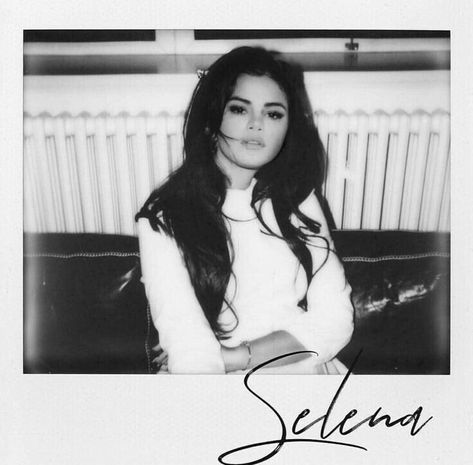 Selena Gomez curte fotos em estilo polaroid. *Use o código INSTAFOTO10 e ganhe 10 reais na revelação das suas fotos. Clique no link. Selena Selena, Selena Gomez Wallpaper, Jesse Mccartney, Selena Gomez Photoshoot, Selena Gomez Outfits, Selena Gomez Cute, Selena Gomez Photos, Selena Gomez Pictures, Selena Gomez Style