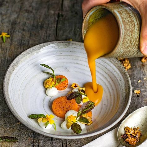 chef finedining michelin food on Instagram: “@chefsmag ⬅️Butternut squash soup💥Let's get comment❓🔝Tag if you want your friend to see 😱You can record and get inspired.You can support…” Food Plating Design, Molecular Food, Gastronomic Food, Michelin Food, Food Presentation Plates, Gourmet Soup, Gourmet Food Plating, Food Plating Techniques, Michelin Star Food