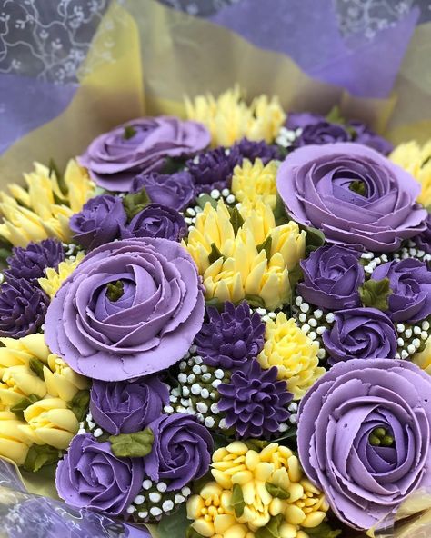 Taylor Made Cake Courses on Instagram: “I love this colour combination 💜 I’ve used @rainbow_dust_colours Progel purple and lemon 🙌🏻 . . .  #cupcakes #instabake #cupcakedesign…” Cupcake Piping, Yellow Cupcakes, Purple Cupcakes, Purple Cakes, Cool Cake Designs, Baby Girl Dress Patterns, Cupcake Bouquet, Flower Cupcakes, Baking And Pastry