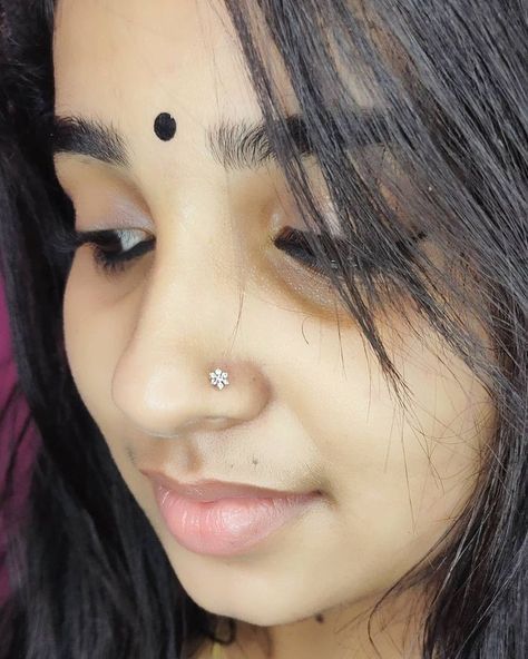 Mookuthi Designs Gold, Nose Pin Aesthetic, Gold Nose Pin Design, Nose Ring Aesthetic, Nose Ring Stud Gold, Nose Pin Designs, Nose Pin Indian, Pearl Bridal Jewelry Sets, Cute Nose Rings