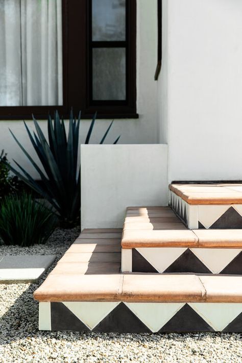 Spanish Tile Backyard, Exterior Refresh, California Interior Design, Casa Hobbit, Spanish Bungalow, Spanish Modern, Casa Country, Spanish Style Home, Front Steps