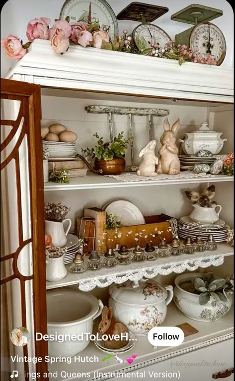 Books Cottagecore, Shabby Chic Diy Projects, Vintage Hutch, Shabby Chic Dining Room, English Cottage Decor, Cottage Core Decor, Hutch Decor, Dining Room Hutch, Vintage Ironstone