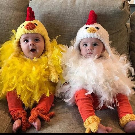 Coordinated Halloween Costumes For Twins, Triplets, and Siblings Baby Chicken Halloween Costume, Chicken Halloween Costume, Baby Chicken Costume, Disfarces Halloween, Sibling Halloween Costumes, Chicken Halloween, Twin Costumes, Chicken Costume, Old Halloween Costumes